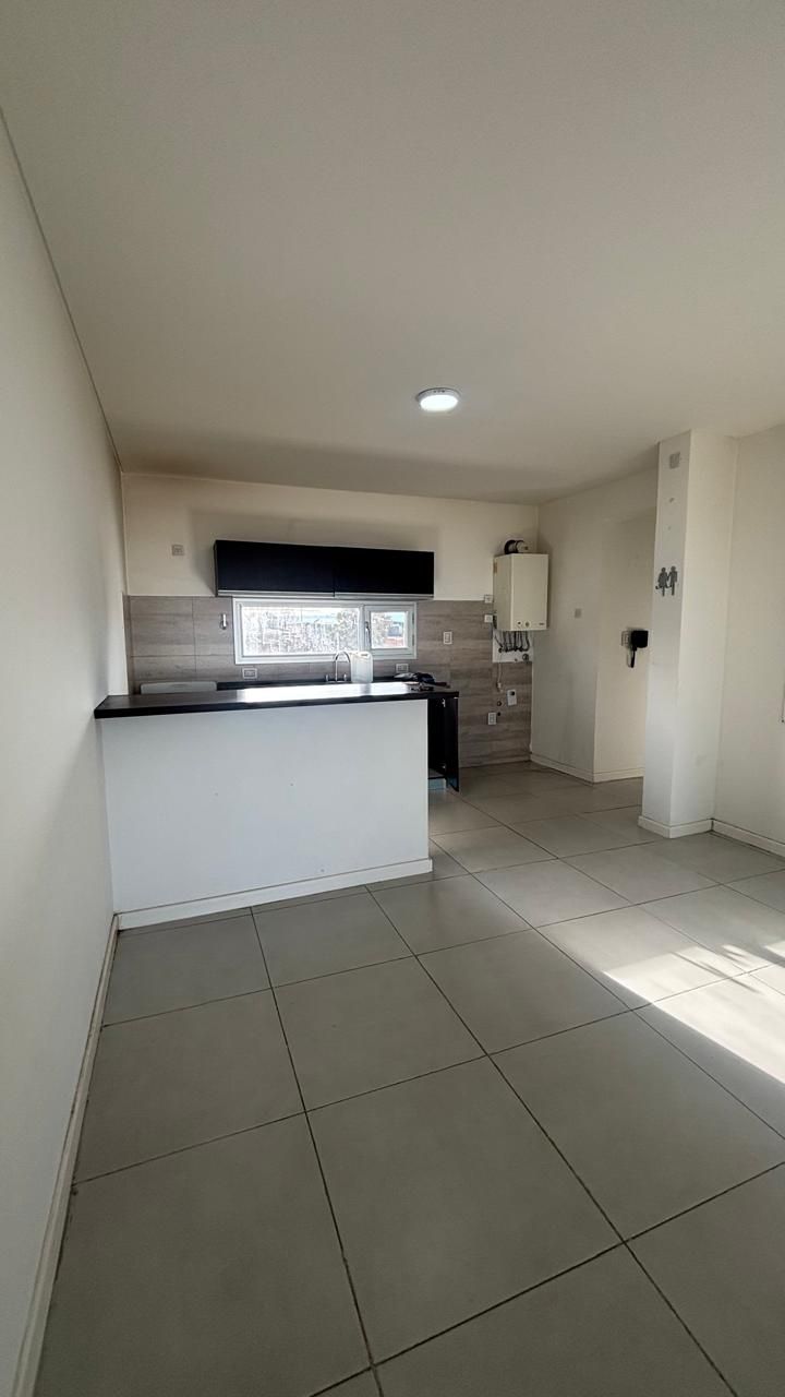 Cocina con barra, abierta al living-comedor